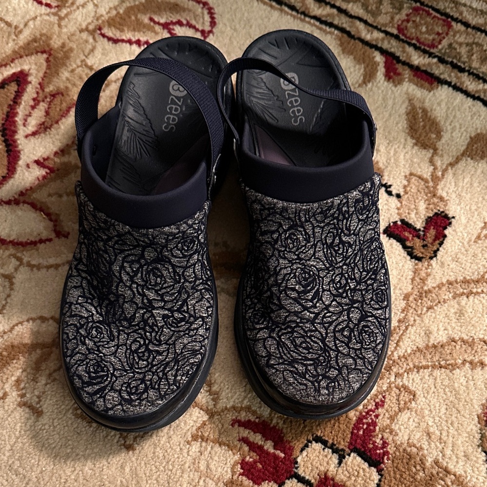 BZees Kitty Clogs
